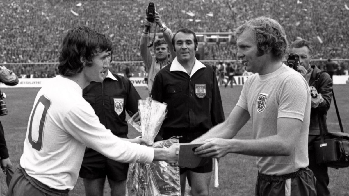 Zdjęcie okładkowe artykułu: PAP / Stanisław Dąbrowiecki / Kapitanowie Włodzimierz Lubański i Bobby Moore przed meczem Polska - Anglia (2:0)