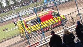 Żużel. Niemal pięciogodzinny maraton. Kibice czekali na powrót karetki 2,5 godziny