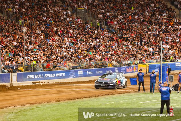 Adam Małysz w rajdówce na Stadionie Olimpijskim