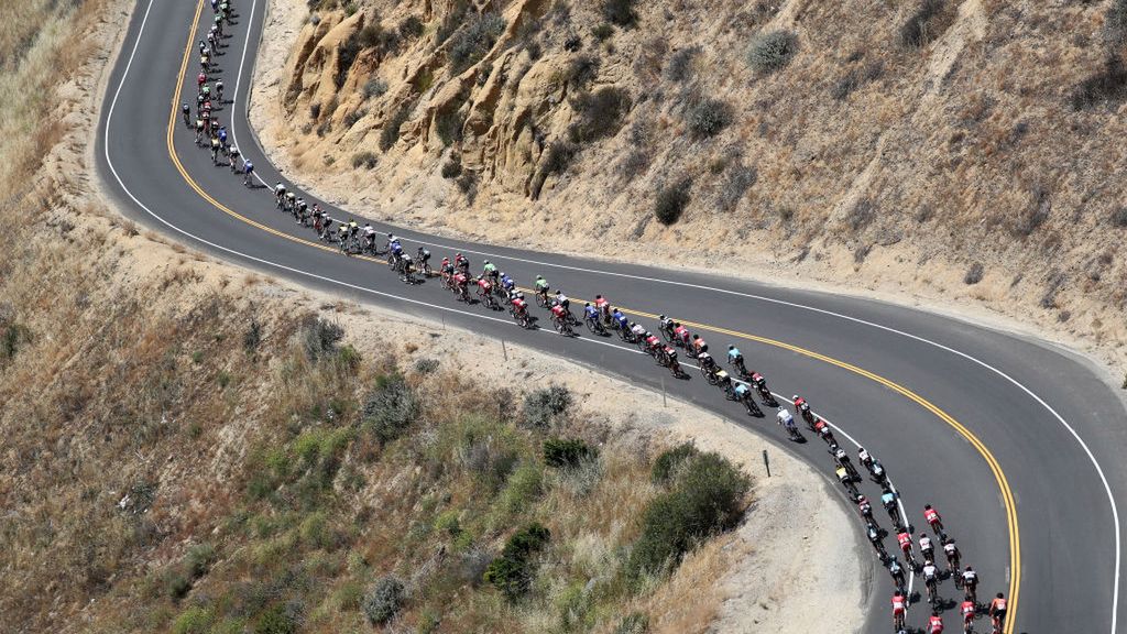 Zdjęcie okładkowe artykułu: Getty Images / Chris Graythen / Na zdjęciu: kolarski peleton