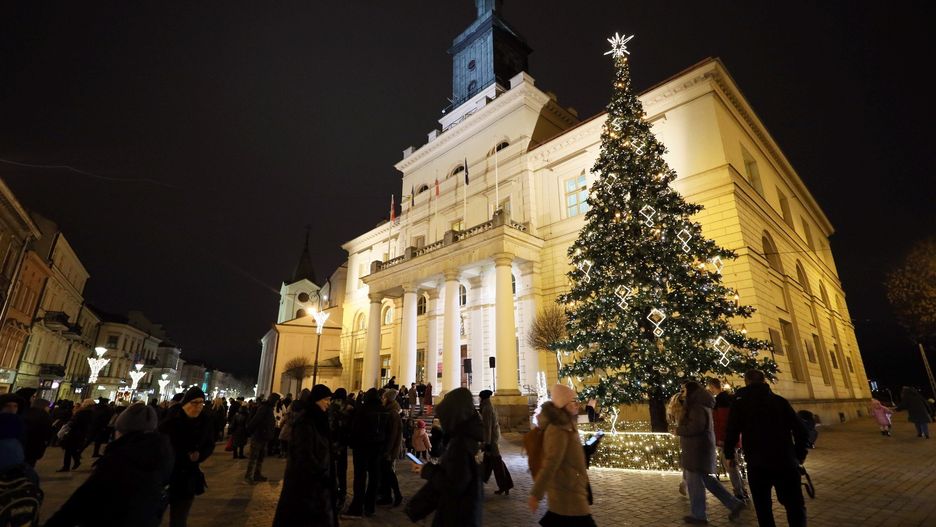 Choinka miejska i świąteczne iluminacje już świecą.