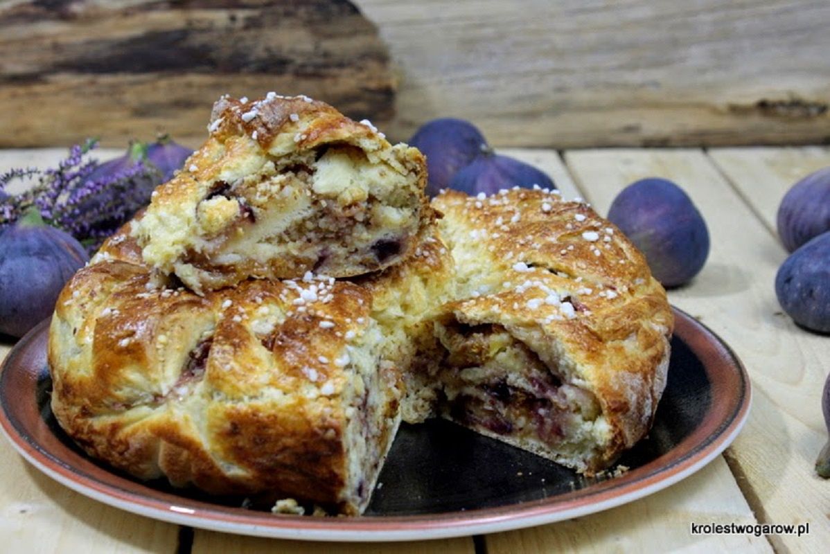 Ciasto drożdżowe z figami. Puszysty wypiek z jesiennym akcentem