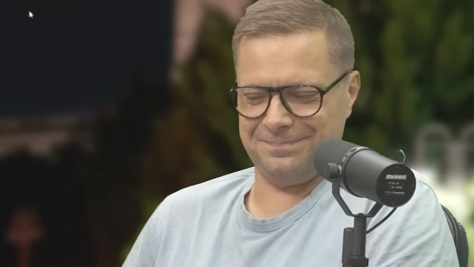 Marek Sekielski czytający fragment artykułu z tygodnika braci Karnowskich 