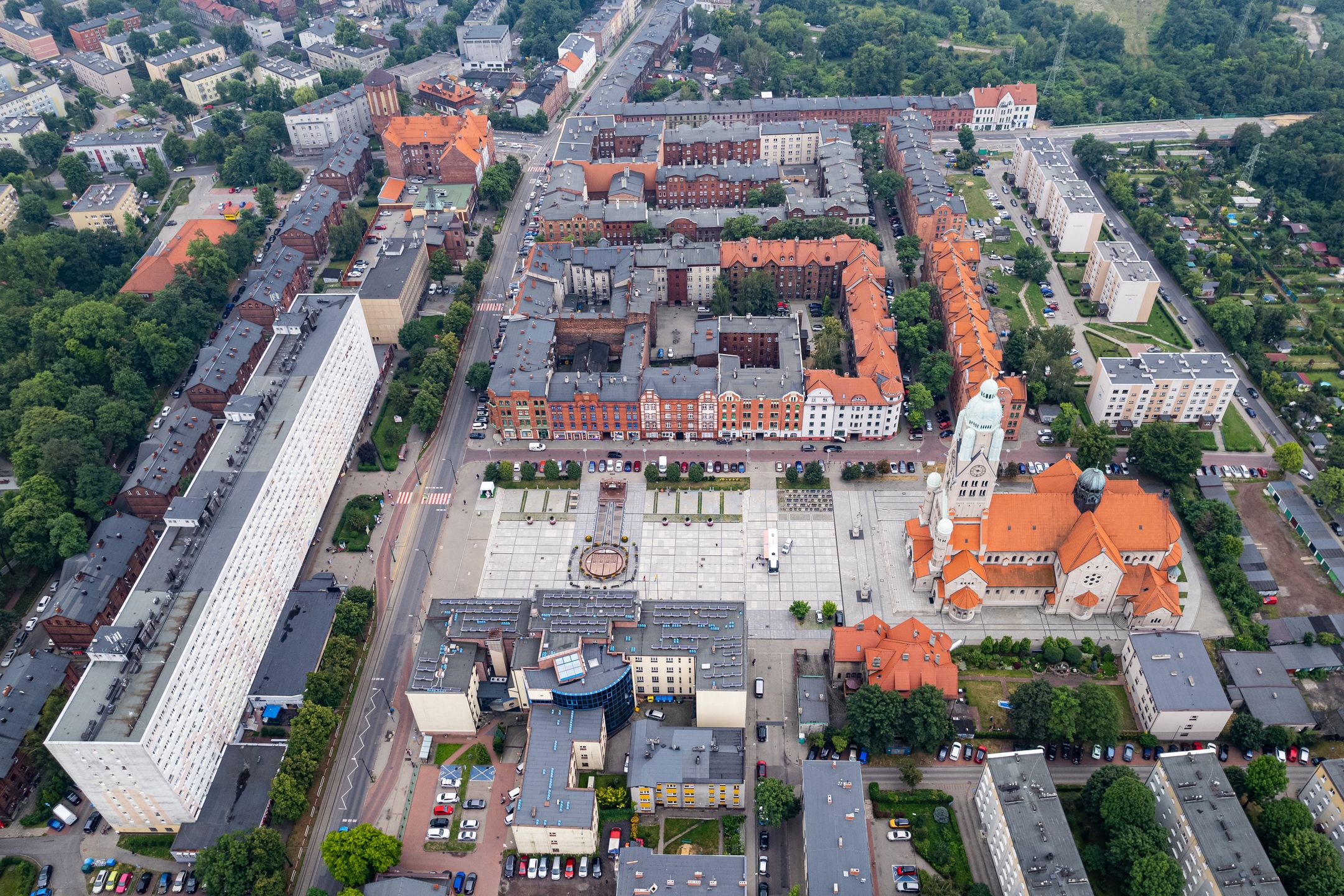 Z lotu ptaka widać wyraźnie, że z centralnego placu miasta zieleń zniknęła niemal zupełnie