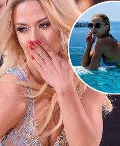 Dziurska pręży się nad basenem. W oczy rzuca się mikroskopijne bikini