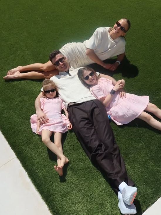 Robert i Anna Lewandowscy z córkami