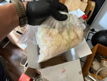 Warszawa: 33-latek ukrywał w mieszkaniu 2 kilogramy kokainy i mefedronu. Po akcji policji skończył w areszcie