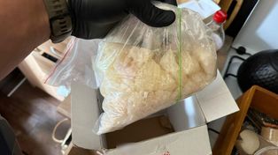 Warszawa: 33-latek ukrywał w mieszkaniu 2 kilogramy kokainy i mefedronu. Po akcji policji skończył w areszcie