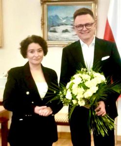 Żukowska przeprosiła Hołownię. Wręczyła mu kwiaty