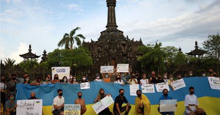 Poruszający moment na Bali. Rosjanie i Ukraińcy razem przeciw wojnie