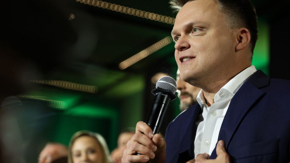 Warszawa, 15.10.2023. Wybory parlamentarne 2023. Lider Trzeciej Drogi Szymon Hołownia w sztabie wyborczym Trzeciej Drogi w Warszawie, 15 bm. Zakończyły się wybory parlamentarne. Zakończyły się wybory parlamentarne. PiS wygrało niedzielne wybory do Sejmu z wynikiem 36,8 proc. (aldg) PAP/Rafał Guz