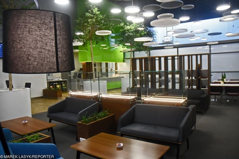 Salonik VIP na krakowskim lotnisku. Nasi senatorowie lubią wygodne latanie.