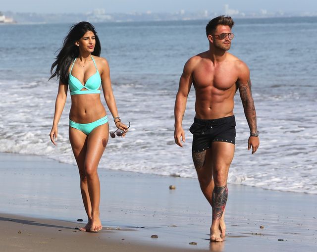 Jasmin Walia w bikini: trudno oderwać od niej wzrok