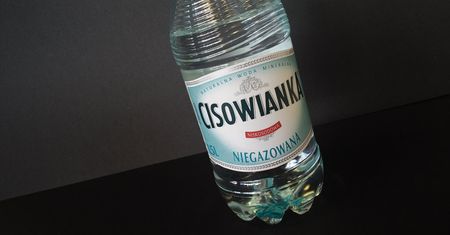 Ekspert: Razem przestrzeliło z bojkotem Cisowianki. Cała afera to burza w szklance wody
