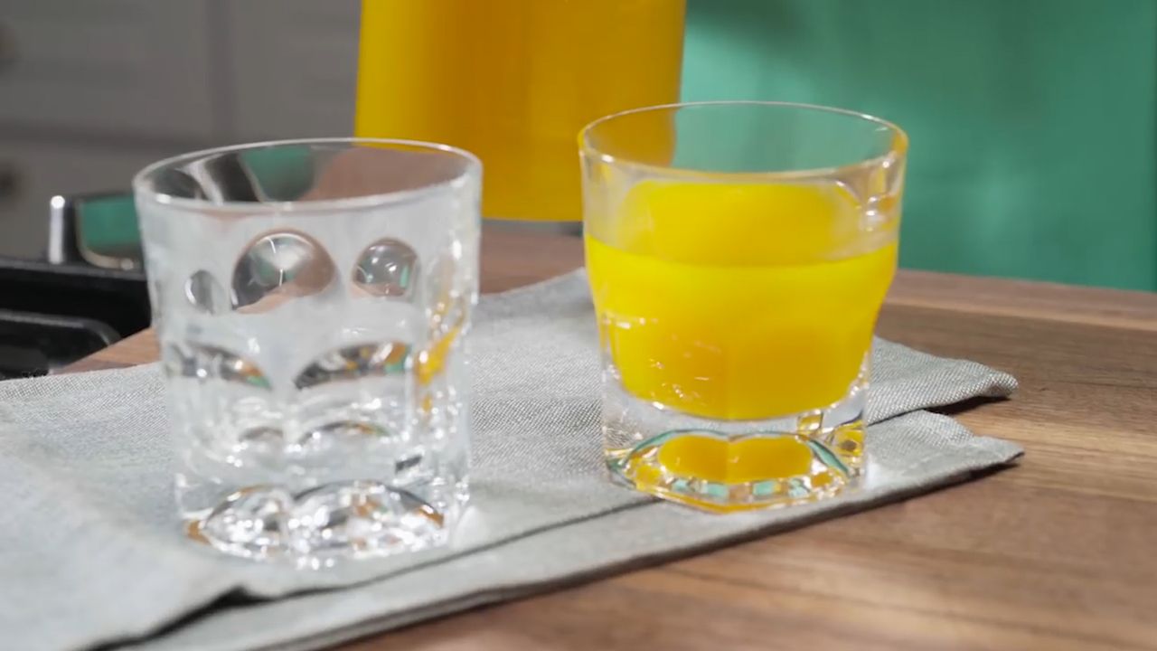 Zalety picia octu jabłkowego z miodem, imbirem i kurkumą (WIDEO)