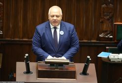 Miecz dla Rydzyka. Kuriozalne tłumaczenie Sasina