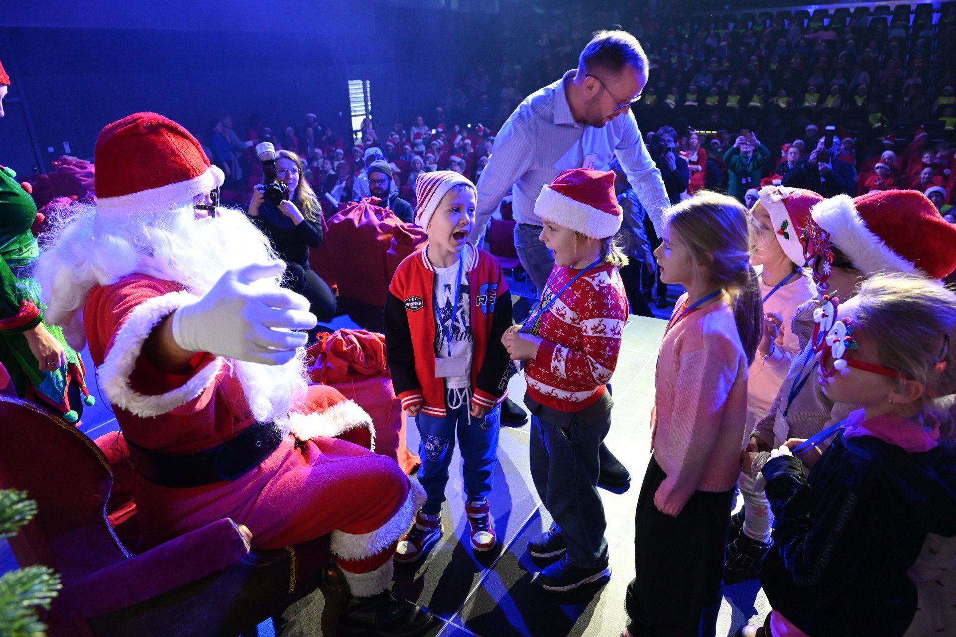 Najwięcej emocji wzbudziła dwujęzyczna zabawa ze Świętym Mikołajem, który miał oczywiście prezenty dla dzieci.