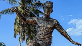 Którego znanego piłkarza przypomina ci ten pomnik? Nie masz szans trafić