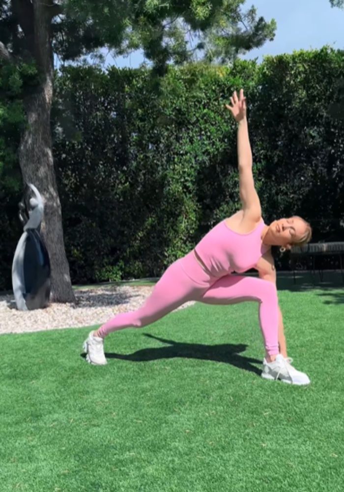 Jennifer Lopez w ogrodzie