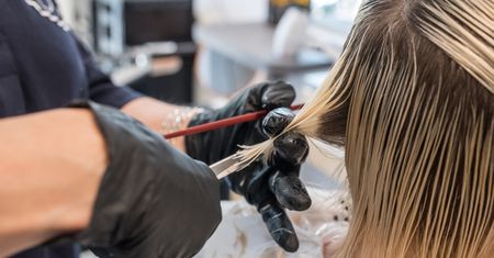 Koronawirus w Polsce. Zakażona fryzjerka w Wieluniu. Miała kontakt z 60 klientami
