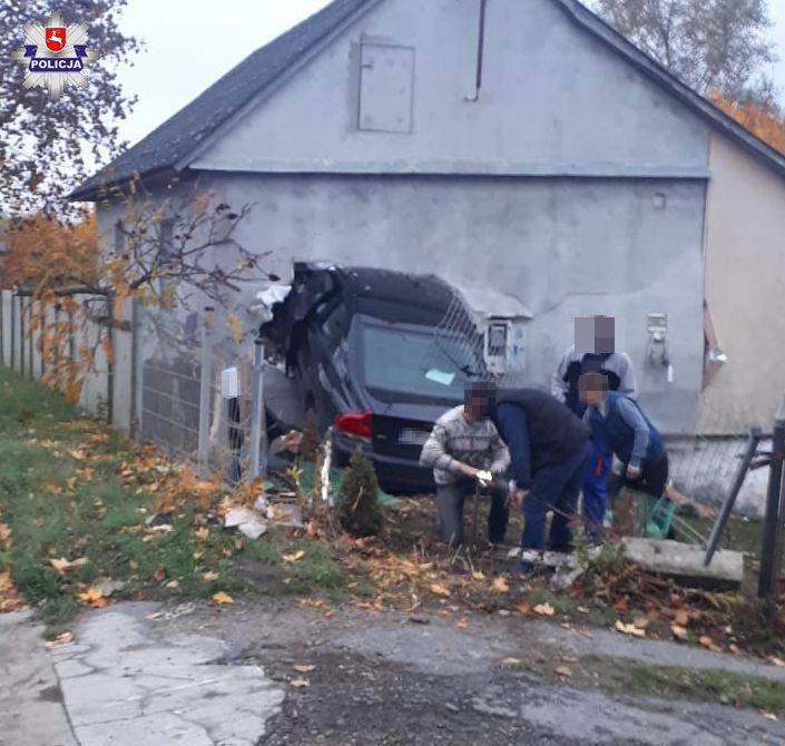 Kierowca volvo wjechał w budynek i przebił ścianę. 30-latek prawdopodobnie zasnął