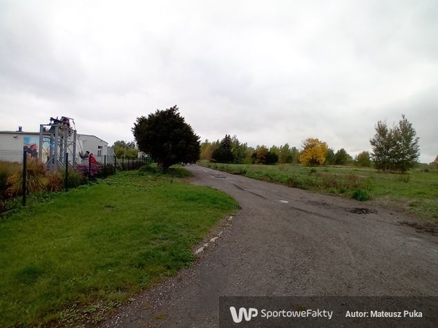 Teren osiedla sąsiaduje z niewielkim kościołem. Rozglądając się po okolicy trudno uwierzyć, by za dwa lata miały się tam wprowadzić medalistki igrzysk w Paryżu