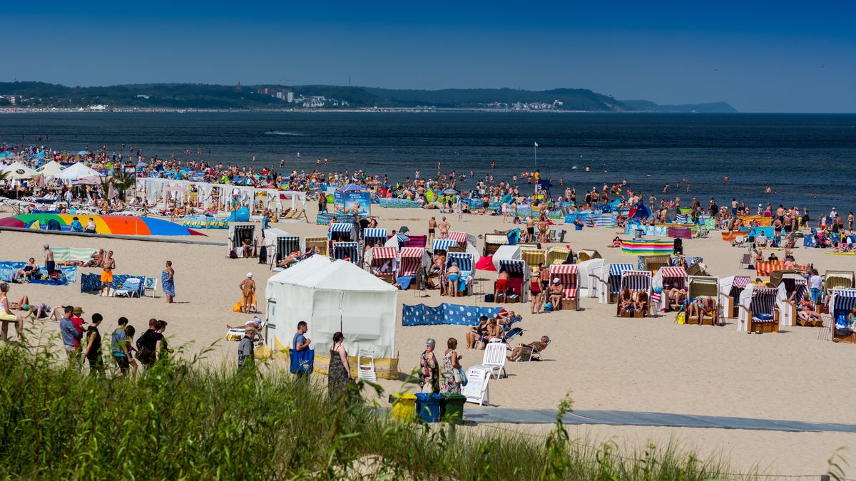 Polskie plaże przyciągają wielu turystów.