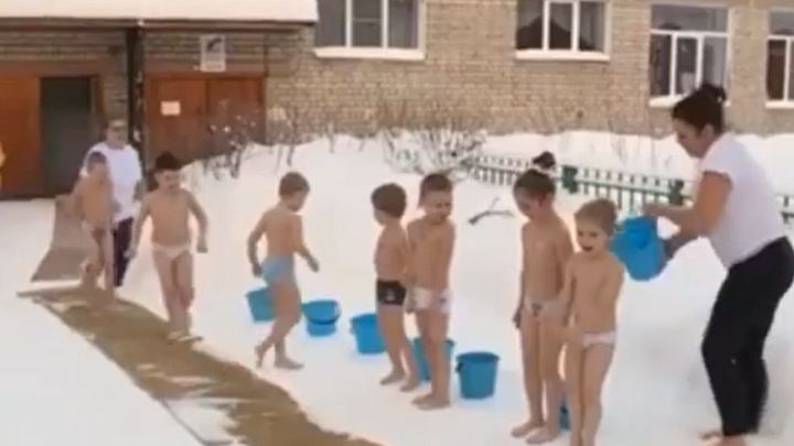 Dzieci boso biegają w zaspach śniegu. Tak hartuje się najmłodszych w rosyjskim przedszkolu