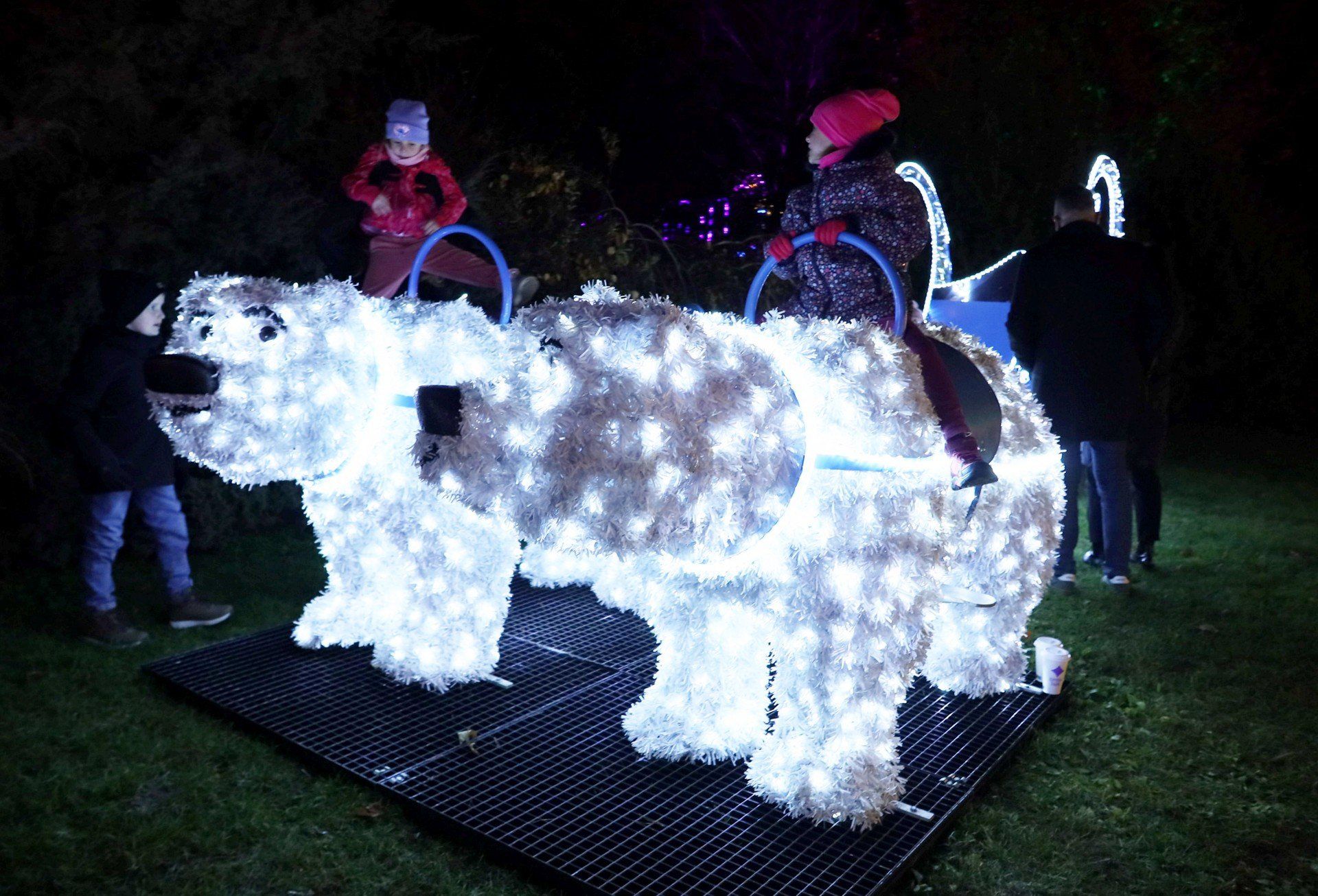 Magicznie i kolorowo, czyli Alicja w Ogrodzie Czarów. Mamy zdjęcia z otwarcia Lumina Parku.