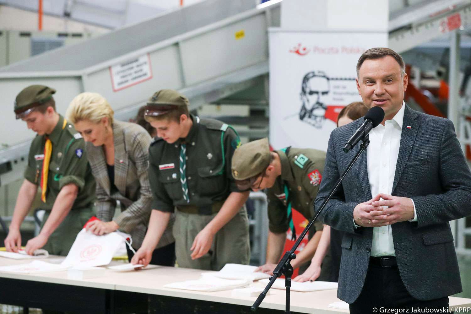 Agata Duda i Andrzej Duda pakują flagi na poczcie