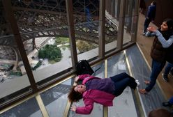 Paryż - Wieża Eiffla ma szklaną podłogę