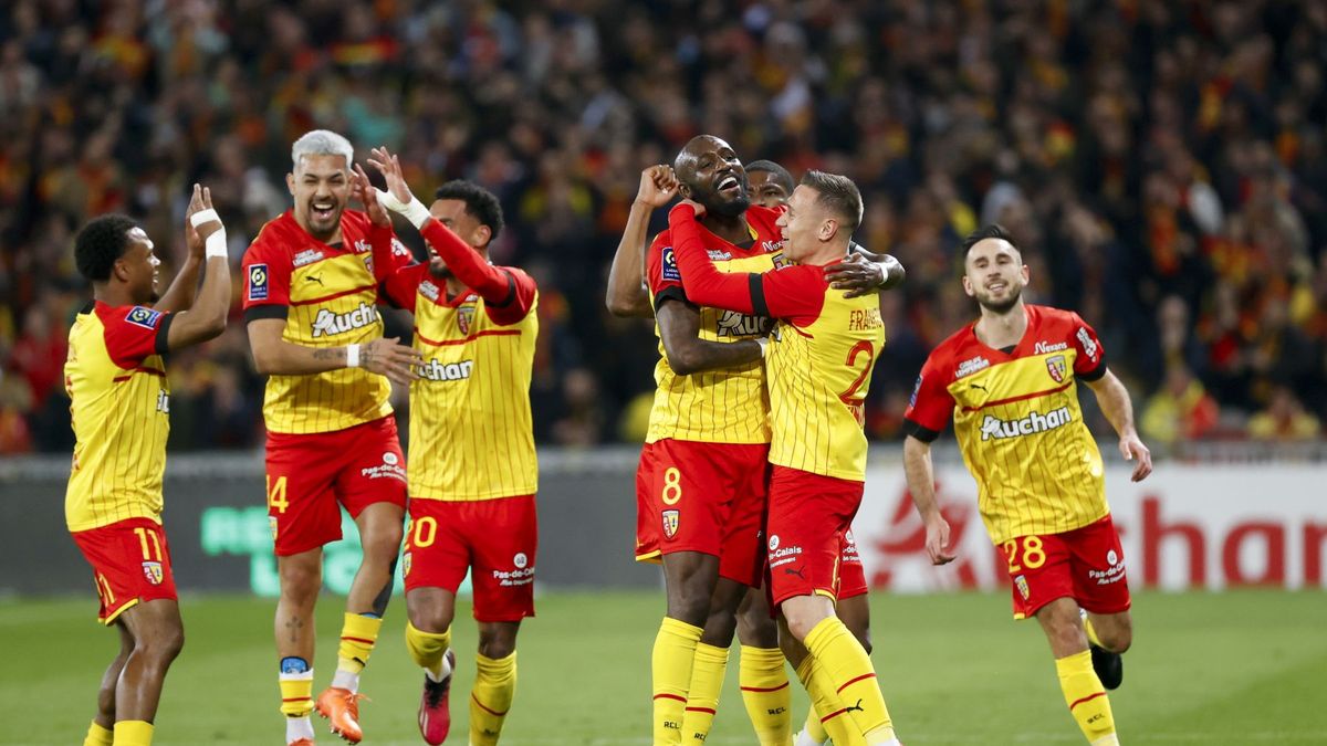 Getty Images / Catherine Steenkeste / Na zdjęciu: radość piłkarzy RC Lens