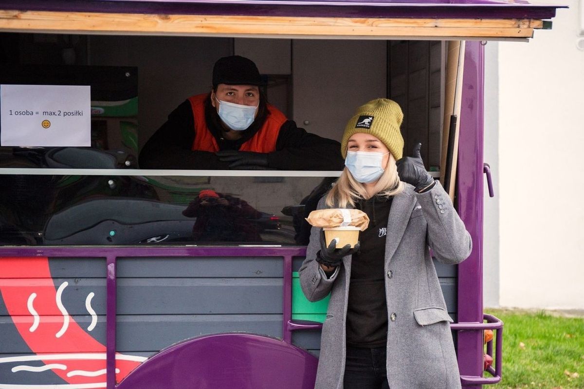 Dyrekcja Galerii Libero w Katowicach wykorzystuje food trucka, by pomóc swoim najemcom.