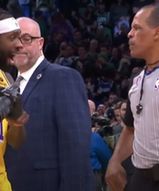 Gracz Lakers nie wytrzymał. Chwycił aparat i poszedł do sędziego