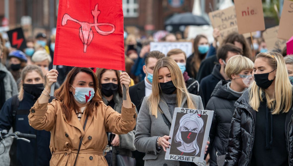 Część kobiet, po zaostrzeniu przepisów antyaborcyjnych, może odczuwać strach przed cierpieniem wywołanym koniecznością donoszenia uszkodzonego płodu. Może być on większy niż chęć posiadania dziecka