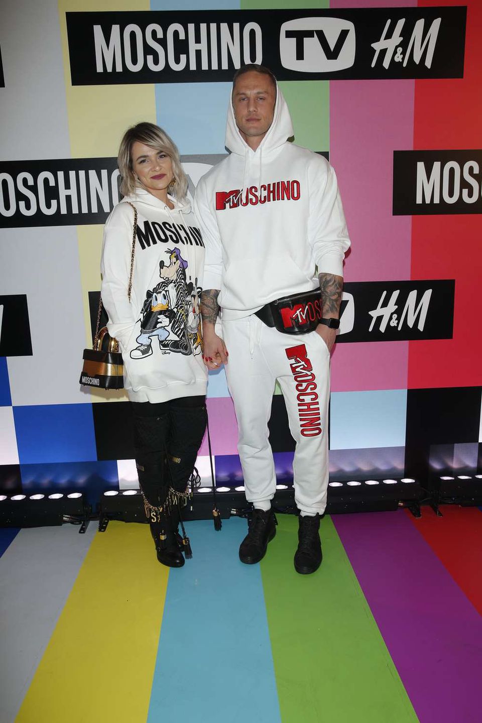 Modny Tata z żoną - gwiazdy na pokazie kolekcji Moschino x H&MA