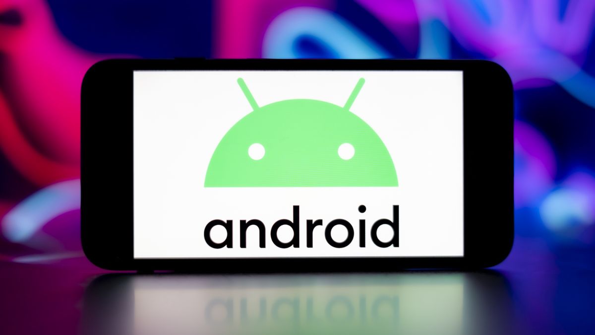 INDIA - 2023/12/15: In this photo illustration, the android logo is seen displayed on a mobile phone screen. (Photo Illustration by Idrees Abbas/SOPA Images/LightRocket via Getty Images)