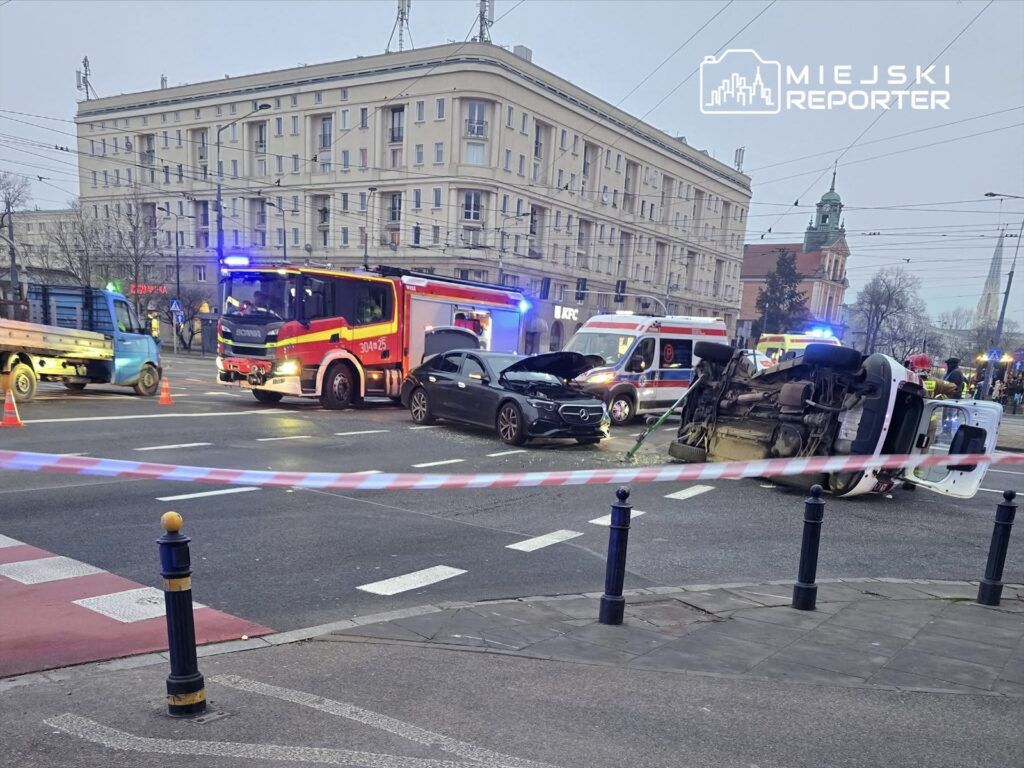 Warszawa: Jechali do wykolejonego tramwaju. Zderzyli się z mercedesem