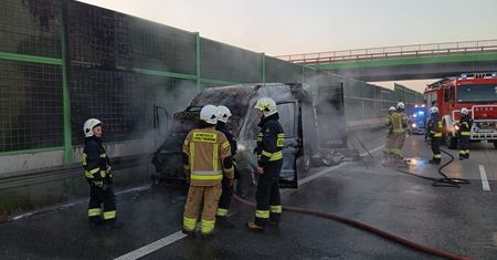 Bus stanął w ogniu na A1. Kierowcy utknęli w porannych korkach