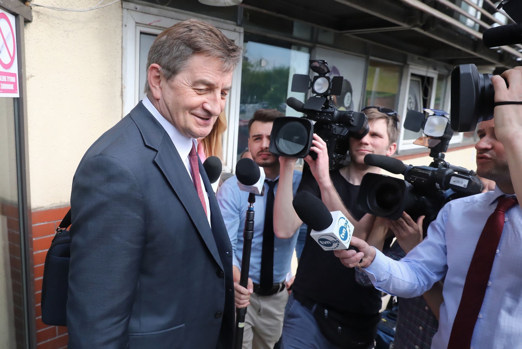 Warszawa, 11.05.2022. Poseł PiS Marek Kuchciński (L) w drodze na posiedzenie klubu parlamentarnego Prawa i Sprawiedliwości, 11 bm. przy ulicy Nowogrodzkiej w Warszawie. (amb) PAP/Tomasz Gzell