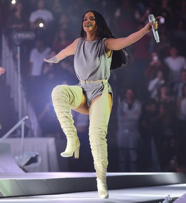 Body: Adam Selman, buty: Giuseppe Zanotti, bransoletki: Jacquie Aiche. Rihanna na koncercie w ramach Anti World Tour (fot. East News)