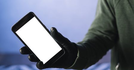 Padła ofiarą oszustów. Kobieta straciła ponad 110 tys. zł