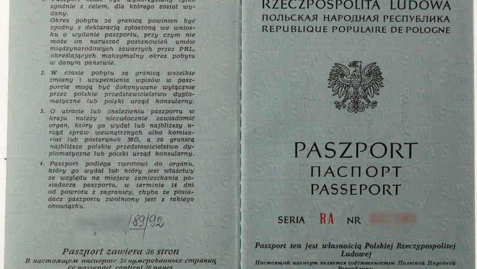 Kraków. Mężczyzna przyleciał do Polski z paszportem PRL 