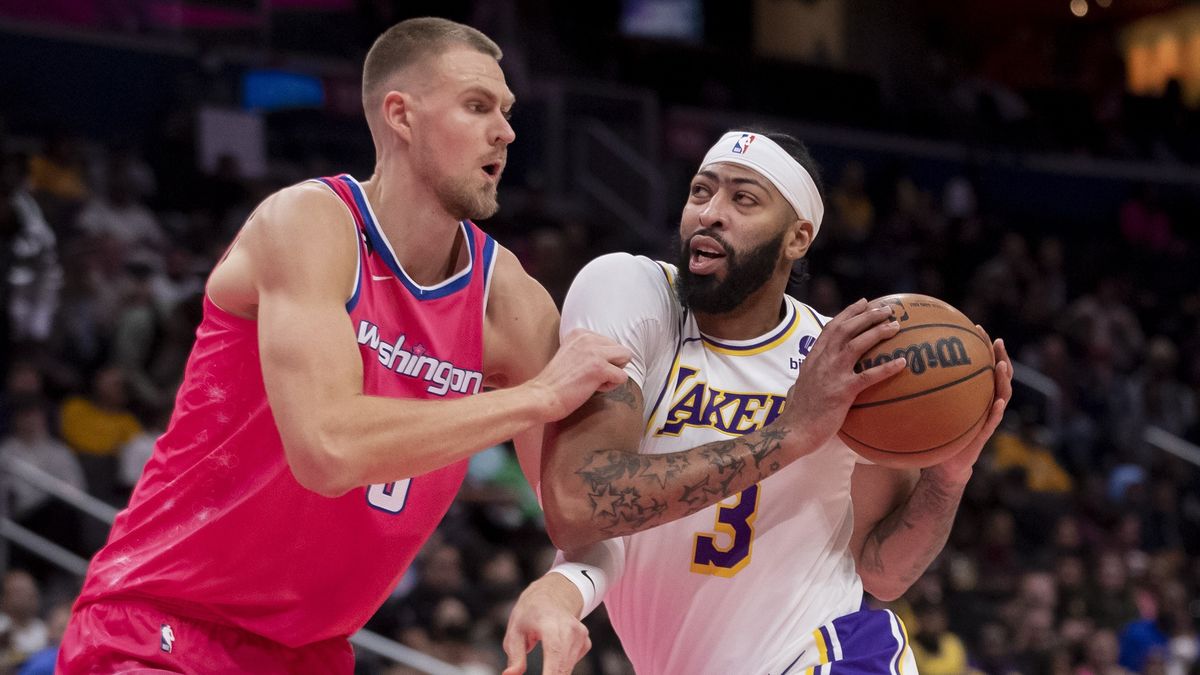 PAP/EPA / MICHAEL REYNOLDS / Na zdjęciu: Kristaps Porzingis (z lewej) i Anthony Davis