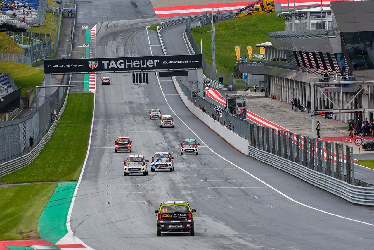 Red Bull Ring z bliska. Arena z dużymi przewyższeniami i szybkimi łukami