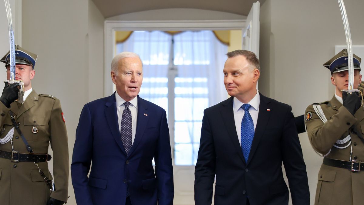 Warszawa, 21.02.2023. Pierwszy dzień oficjalnej wizyty prezydenta USA Joe Bidena w Warszawie, 21 bm. Prezydent Stanów Zjednoczonych Joe Biden (C-L) i prezydent RP Andrzej Duda (C-P) podczas spotkania w Pałacu Prezydenckim. (jm) PAP/Jakub Szymczuk/KPRP HANDOUT EDITORIAL USE ONLY NO SALES