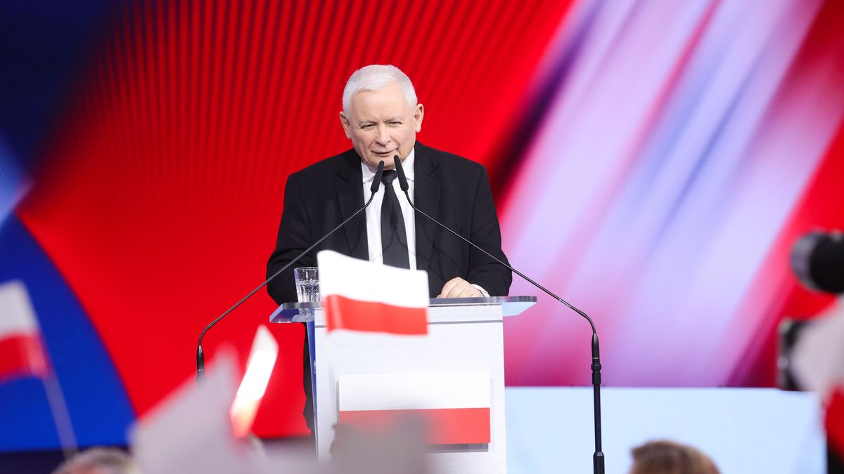 Warszawa, 27.04.2024. Kampania wyborcza do Parlamentu Europejskiego. Prezes PiS Jarosław Kaczyński przemawia na zakończenie konwencji w centrum wystawowym EXPO XXI w Warszawie, 27 bm. Prawo i Sprawiedliwość podczas konwencji pod hasłem "Wolni Polacy wobec zmian traktatowych Unii Europejskiej� zainaugurowali kampanię wyborczą do Parlamentu Europejskiego. (mr) PAP/Rafał Guz