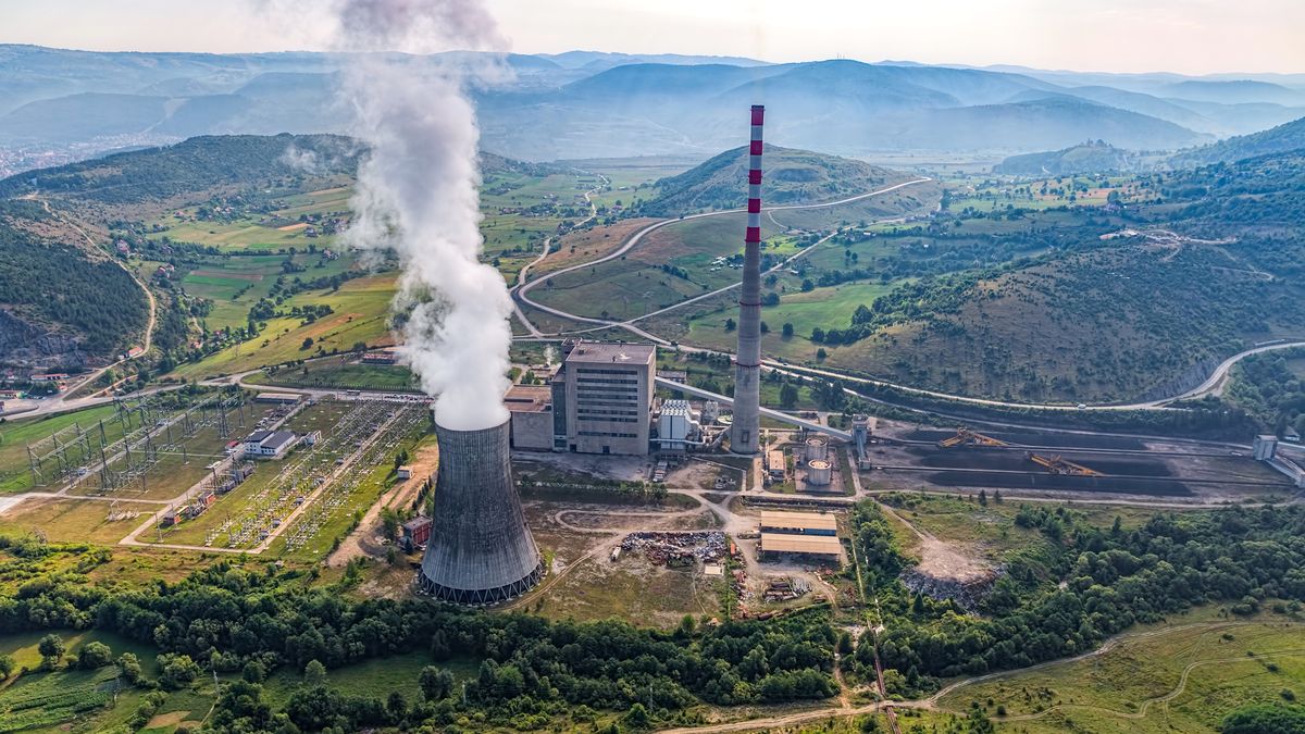 Według wstępnych ustaleń powodem problemów była awaria w czarnogórskim systemie przesyłu prądu. Na zdjęciu jedna z elektrowni, zasilających tę sieć, zlokalizowana w miejscowości Pljevlja