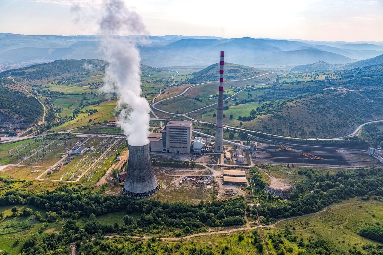 Według wstępnych ustaleń powodem problemów była awaria w czarnogórskim systemie przesyłu prądu. Na zdjęciu jedna z elektrowni, zasilających tę sieć, zlokalizowana w miejscowości Pljevlja