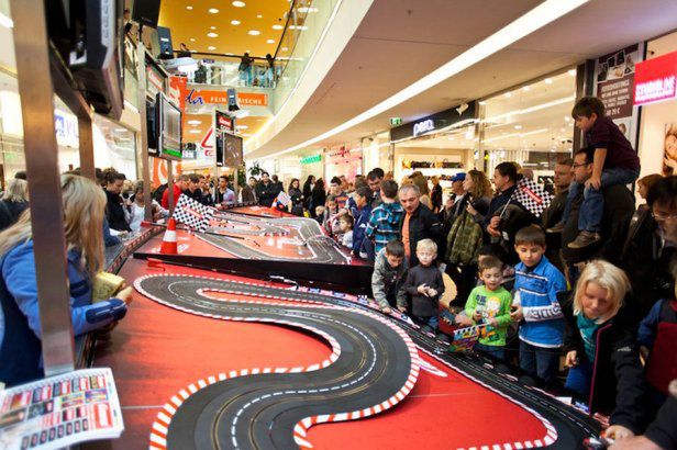 Pojedynek pokoleń na torze wyścigowym Carrera GO!!!